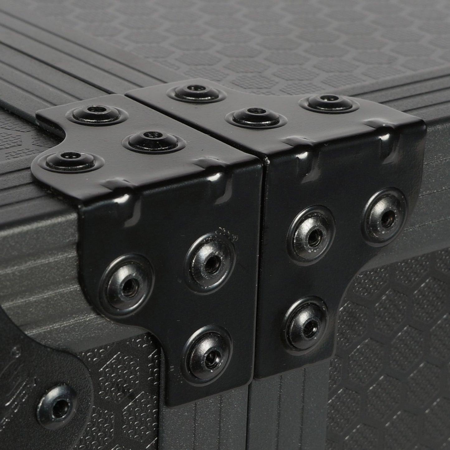 UDG Ultimate Flight Case Scratch Plus (Trolley+Wheels)